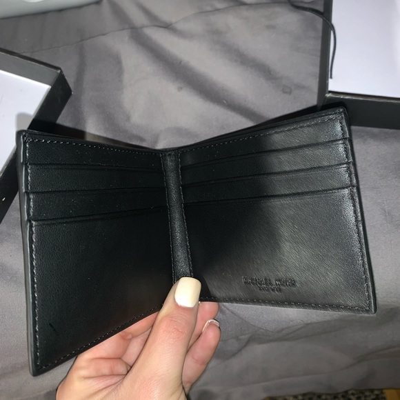 Michael Kors Billfold Wallet - Picture 2 of 3